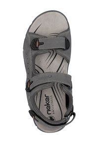 Sandale grise avec des sangles ajustables, semelle intérieure rembourrée et semelle extérieure texturée. Comprend un logo et une doublure intérieure lisse avec des détails de design subtils.