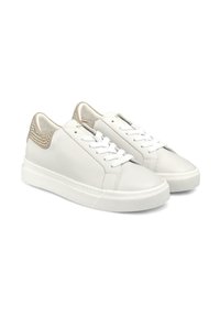 Weiße Ledersneaker mit einer glatten Oberfläche, die an der Ferse einen strukturierten beigen Akzent und weiße Schnürsenkel aufweisen. Dicke weiße Gummisohle.