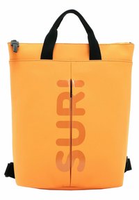 Pomarańczowy wodoodporny plecak o gładkim wykończeniu, wyposażony w czarne uchwyty, centralne zapięcie na zamek błyskawiczny oraz wyrazisty napis "SURI" na przedniej części.