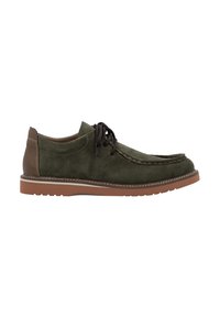 Zapato verde de ante con tacón de cuero marrón, diseño con cordones, costura estilo mocasín y suela de goma con un patrón de tracción.