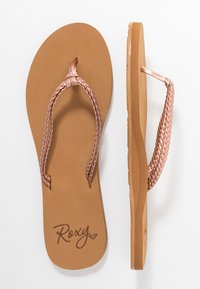 Roxy flip-flops med en flätad strap i roséguld, tan-färgad fotbädd, platt sula och logotyp tryckt på innersulan.
