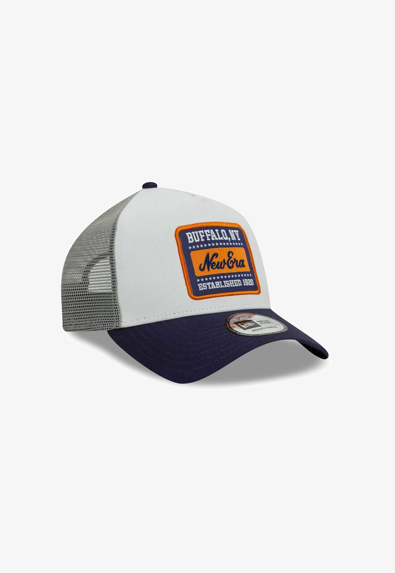 Gorra blanca y azul marino con una parte trasera de malla, que presenta un parche naranja y azul que dice "Buffalo, NY" y "New Era Established 1920."