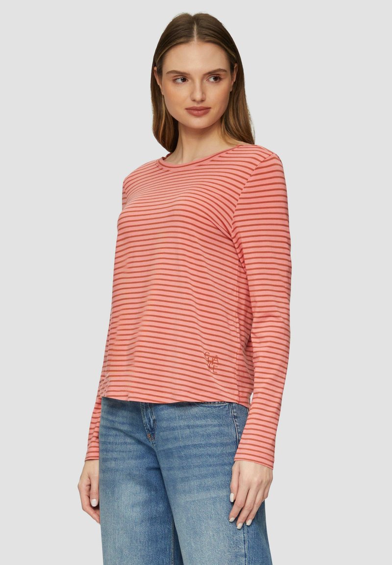 Langarm, koraal gestreept t-shirt gemaakt van zachte stof. Heeft een ronde halslijn en een klein logo accent aan de onderlinkerkant.