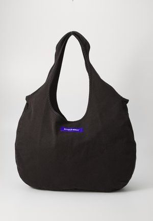 Saco tote de tecido preto com forma arredondada, apresentando um rótulo roxo em destaque que diz "A-COLD-WALL." Textura suave e design minimalista.