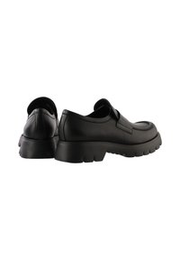 Chaussures noires en cuir à enfiler avec un design arrondi, des coutures contrastées et de épaisses semelles en caoutchouc à profil cranté. Finition minimaliste et élégante.
