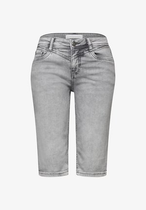 Shorts en denim gris clair longueur genou avec bouton sur le devant, fermeture éclair, passants de ceinture et poches avant et arrière.