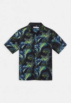 Korte mouw shirt met een zwarte achtergrond en een levendig groen en blauw palmbladpatroon, knoopsluiting aan de voorkant en een kraag.