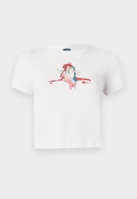 T-shirt blanc court en coton, avec un imprimé graphique d'un personnage aux cheveux rouges et aux accents roses, col rond, manches courtes.