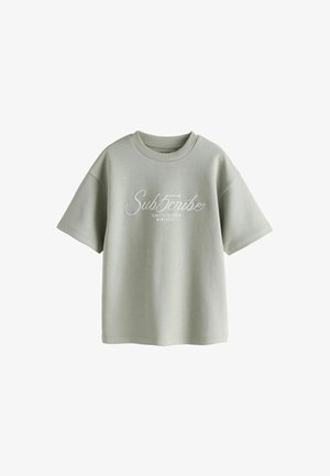 Next, REGULAR FIT - GRAPHIC HEAVYWEIGHT SHORT SLEEVE T-SHIRT - Tričko s potlačou - mineral green