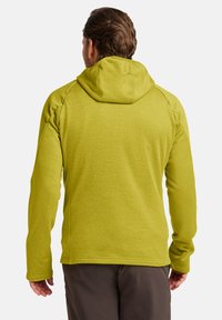 Groene hoodiesweater met lange mouwen, gemaakt van een textuurstof en met een relaxte pasvorm. Bevat een rugpand en minimale stikseldetails.