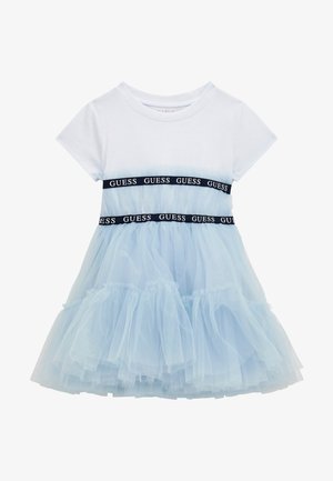 Abito bianco a maniche corte con gonna in tulle a strati di colore azzurro chiaro e bande nere stampate con "GUESS" attorno alla vita e al petto.