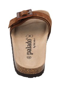 Sandal in suede marrone con slip-on, dotato di una curvatura nel footbed in sughero e una fibbia in metallo. Soletta testurizzata con marchio "palado". Suola piatta in gomma.