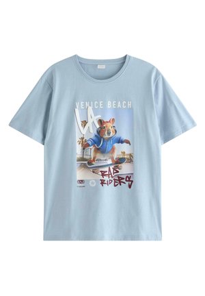 Lyseblå T-shirt med grafik af en skateboardmus iført en blå hættetrøje, med teksten "Venice Beach LA" og "Rad Riders."