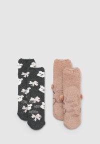 Set di calzini morbidi: un paio grigio con motivi di nuvole bianche e rosa, un paio rosa chiaro con pompon e disegni discreti.