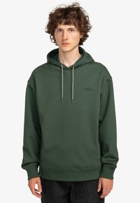 Hoodie vert en tissu mélangé de coton, avec une capuche à cordon de serrage, des poignets côtelés et un petit logo imprimé sur la poitrine.