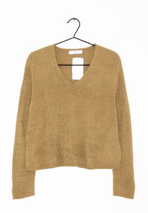 Hnědý svetr s v-výstřihem a dlouhými rukávy, vyrobený z texturované pleteniny, s krátkým střihem a viditelnou cedulkou na výstřihu.