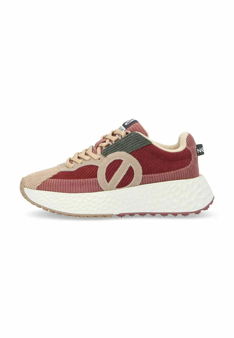 Sneakers sportivi con una tomaia in materiali misti che presenta corduroy rosso, verde e beige, un logo circolare prominente e una suola bianca testurizzata.