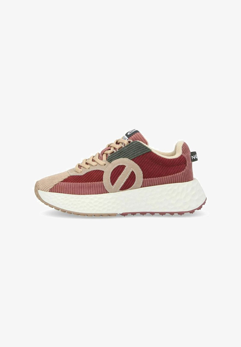 Sportowe sneakersy z cholewką wykonaną z mieszanych materiałów, w kolorach czerwonym, zielonym i beżowym sztruksie, z wyraźnym okrągłym logo oraz fakturowaną białą podeszwą.