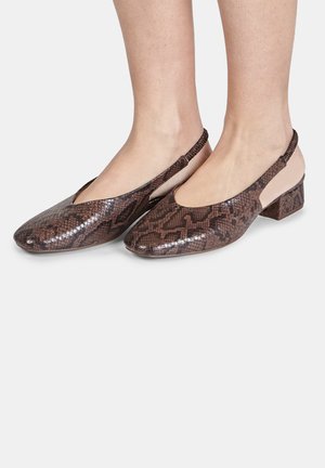 Ballerine marroni con stampa serpente, punta arrotondata, design slingback e tacco a blocco basso. Texture liscia con accenti rosa chiaro sui lati.