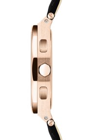 Roze gouden roestvrijstalen horlogekast met een geborstelde textuur, voorzien van twee knoppen en een zeshoekige kroon. Zwarte leren band met crèmekleurige accenten.