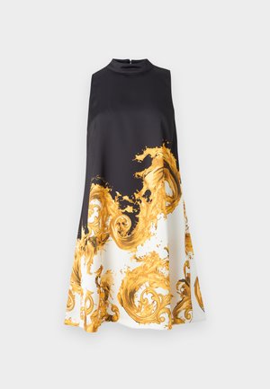 Šaty bez rukávů s vysokým límcem, černým horním dílem a bílou sukní zdobenou ozdobnými zlatými barokními ornamenty ve tvaru spirál.