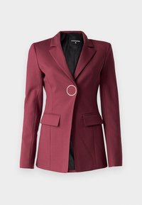 Blazer burdeos con solapas con muesca, un único botón dorado circular, dos bolsillos delanteros y forro interior negro. Corte entallado y diseño estructurado.