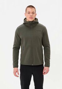 Donkergroene fleecejas met ritssluiting en capuchon, voorzien van twee zijzakken en een subtiel logo op de borst. Gladde textuur, aansluitend ontwerp.