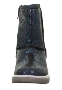 Schwarze Knöchelstiefel mit einer strukturierten, schimmernden Oberfläche, seitlichem Reißverschluss und einer weißen Gummisohle. Stilvolles und modernes Design mit einer glatten Oberfläche.