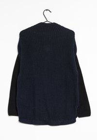 Strickpullover mit solidem marineblauen Körper und schwarzen Ärmeln, mit geripptem Textur, rundem Halsausschnitt und Aufhänger.