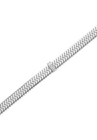 Pulsera de metal plateado con un patrón en zigzag y un cierre decorativo que presenta tres pequeñas gemas transparentes. Textura suave y lisa.