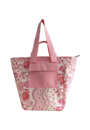 Rózsaszín és krémszínű virágmintás vászontáska széles rózsaszín fogantyúkkal és elülső zsebbel, fehér háttér előtt.