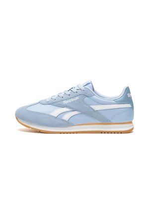 Jasnoniebieskie sneakersy Reebok z cholewką zamszowo-skórzaną, białymi akcentami, sznurowaniem, amortyzowaną podeszwą i gumową podeszwą zewnętrzną.