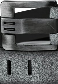 Ceinture en cuir noir avec surface texturée, boucle métallique à finition brossée et trous distincts pour les ajustements de taille.