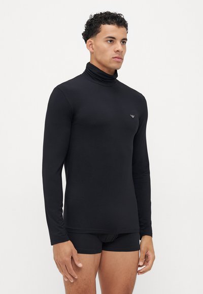 Melnas garām piedurknēm turtlenecks blūze, kas izgatavota no gludas, elastīgas auduma; tai ir mazs logo uz krūtīm, pieguļošs dizains un augsts apkakle.