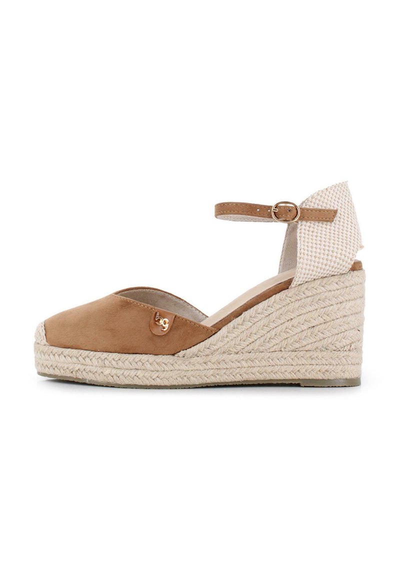 Wedge de esparto en ante color marrón claro con una suela intermedia de yute tejido, correa en el tobillo y un reverso texturizado en crema, que presenta un pequeño acento de logo metálico.