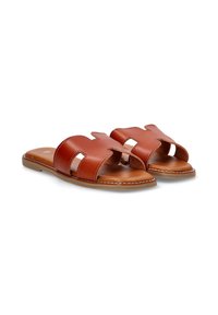 Chanclas de piel marrón con dos correas anchas, diseño cortado y una plantilla en tono marrón claro. Presenta costuras blancas a lo largo de la suela.