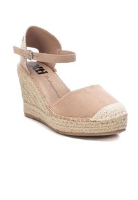 Espadrilles de cuña beige con punta redondeada, tira en el tobillo y plataforma de yute trenzado, que presentan una tapa de tela blanca con costura en contraste en la punta.