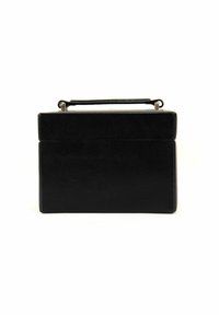 Sac à main en cuir noir de forme carrée, avec une poignée supérieure et des accents en métal argenté. Texture lisse avec un minimum de détails.