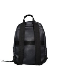 Zaino nero testurizzato con due spallacci regolabili, manico superiore corto e tasche laterali. Presenta un esterno liscio e resistente.