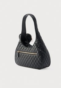 Borsa nera trapuntata con silhouette curva, un manico singolo e una tasca frontale con cerniera. Realizzata in pelle testurizzata con dettagli in metallo dorato.