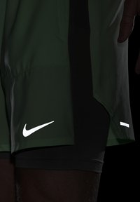 Nike Performance STRIDE - Pantalón corto de deporte - vapour green dark stucco vapour green