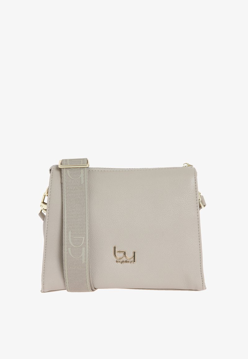 Grijze leren crossbody tas met een gouden logo, verstelbare schouderband met logo-print en ritssluiting. Soepele textuur met een minimalistisch ontwerp.