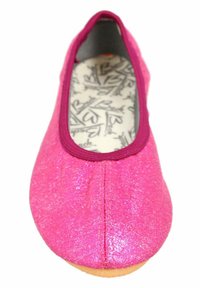 Roze glinsterende ballerina met een ronde neus, elastische bovenrand en een geprinte inlegzool. Gladde textuur en flexibele rubberen zool.