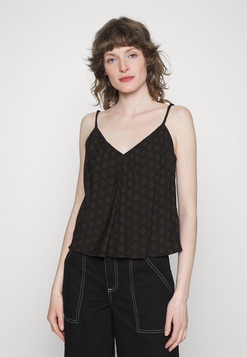 Top preto sem mangas com decote em V, design franzido e padrão floral em tons mais claros. Acentuado com alças finas e ajustáveis.