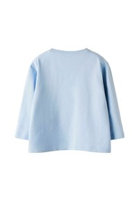 Gaiši zils garām piedurknēm T-kreklas, kas izgatavots no mīksta kokvilnas. Tam ir noapaļots kakla izgriezums un brīva piegriezuma forma ar vienkāršu apakšmalas šuvumu.