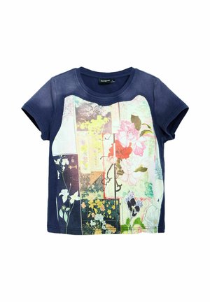 T-shirt bleu marine à manches courtes avec un motif patchwork floral multicolore à l'avant et un col rond.