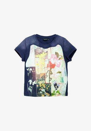 T-shirt bleu marine à manches courtes avec un motif patchwork floral multicolore à l'avant et un col rond.