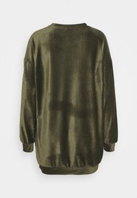 Maglione in tessuto a coste verde oliva con scollatura rotonda, maniche lunghe e vestibilità rilassata con orlo arricciato. Aspetto testurizzato e morbido.