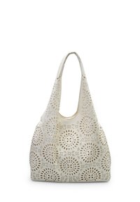 Hvid læder tote bag med udskårne blomster mønstre, slaskede form og brede stropper, der har en glat tekstur og rund topåbning.