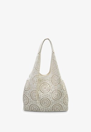 Geantă tote din piele albă, cu modele florale decupate, formă lejeră și bretele late, având o textură netedă și deschidere superioară rotunjită.